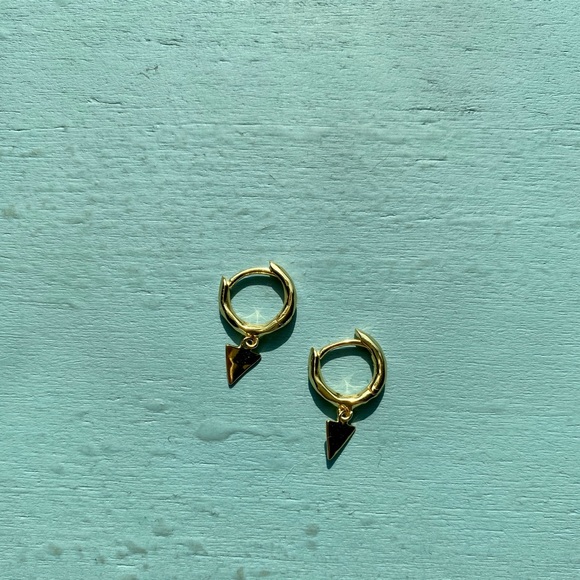 Gorjana Jewelry - gorjana arrow detail huggies